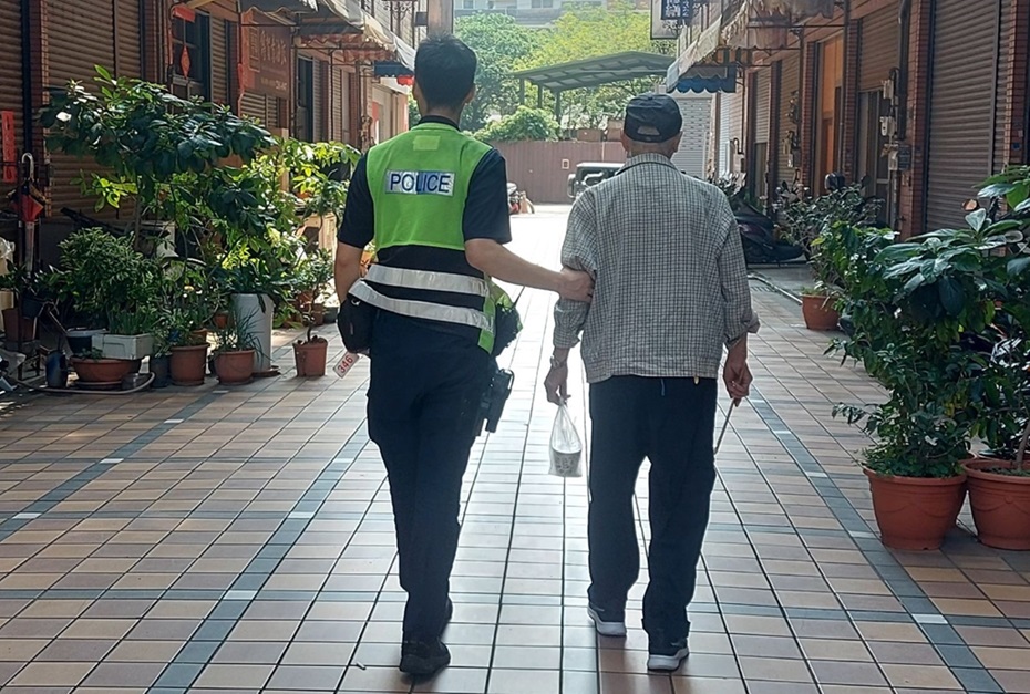 ▲圖說:爺爺外出買早餐返家時失去方向感,在員警的協助下安然返家 (圖/台中市政府提供)