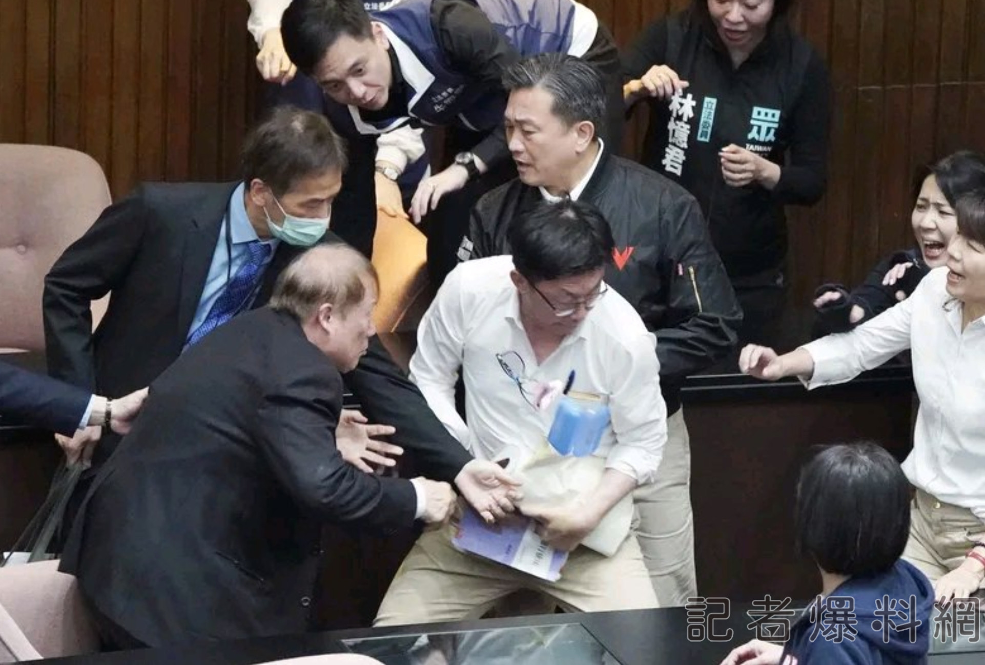 立法院 打架 衝突 圖片翻攝 爆料公社臉書