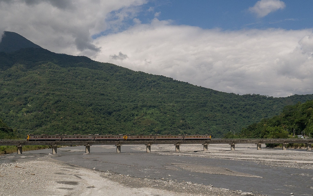 跨越豐坪溪的臺鐵臺東線豐坪溪橋（圖：維基百科）