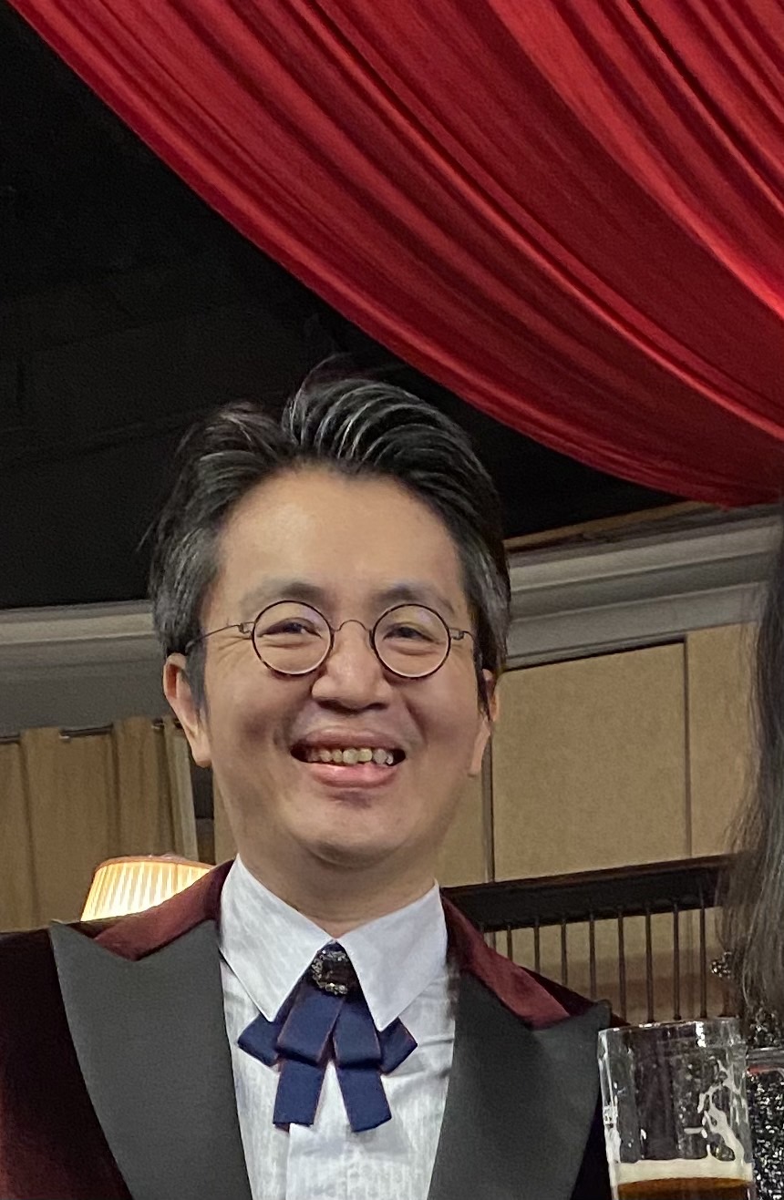 杜宜哲開名車住豪宅，讓被害人信以為公司財務狀況穩定進而行騙。