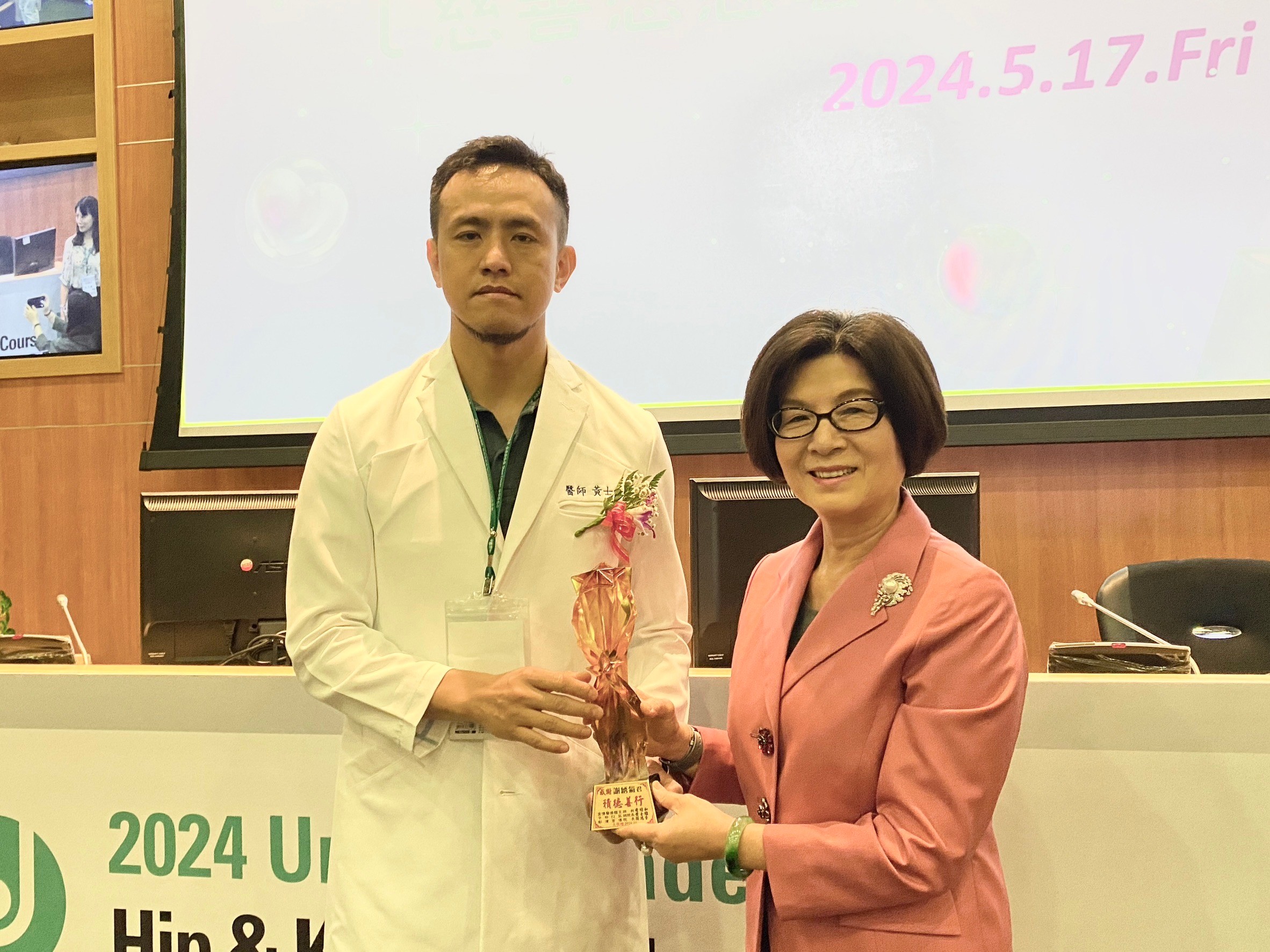 ▲黃士維總院長頒發感恩獎座給帝寶公司董事長謝綉氣。（記者張溎壕攝）