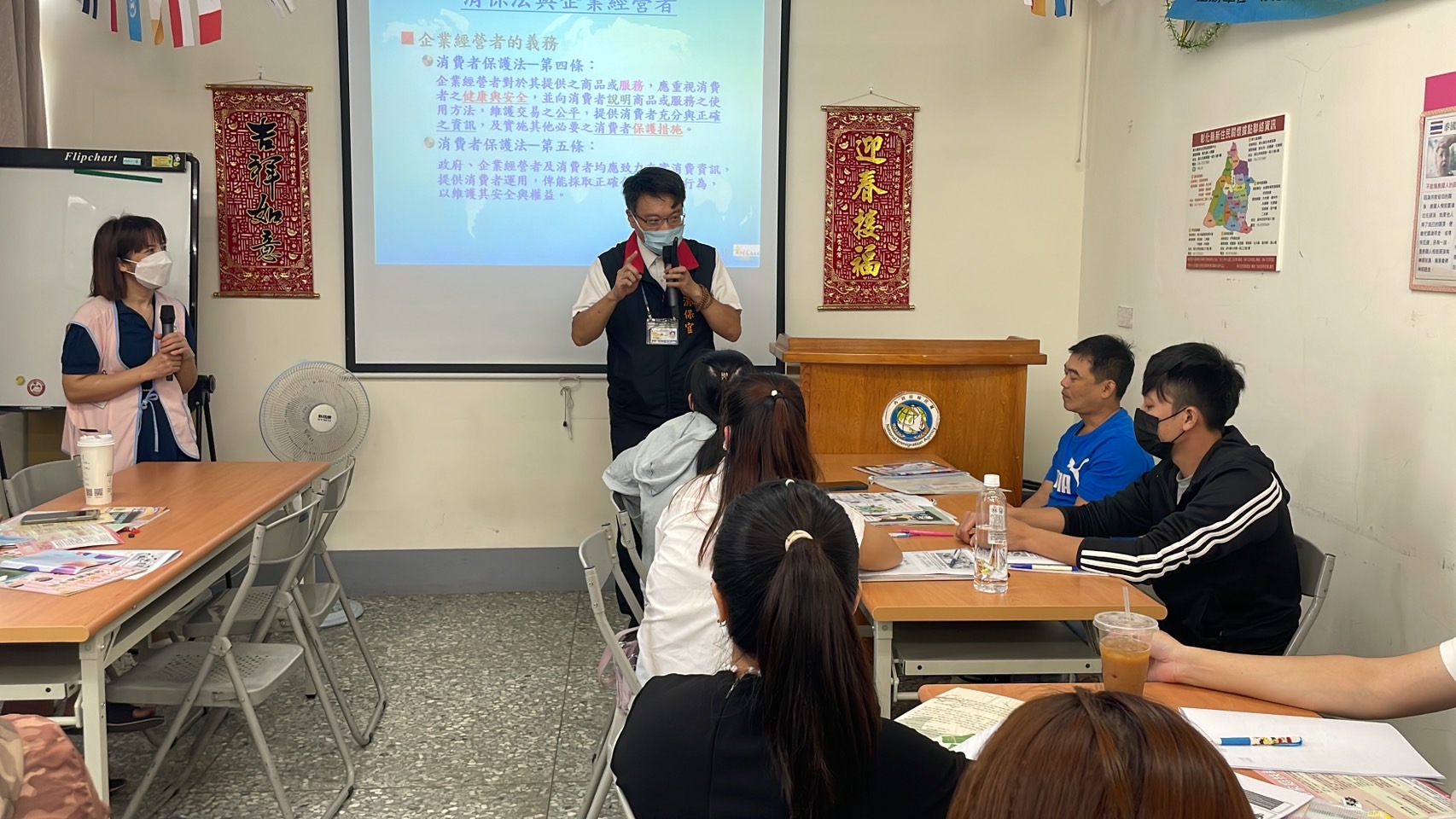 ▲移民署中區事務大隊彰化縣服務站辦理「新住民消費者權益宣導講座」，為新住民家庭講解常見的消費糾紛，避免購物糾紛。（記者張溎壕攝）