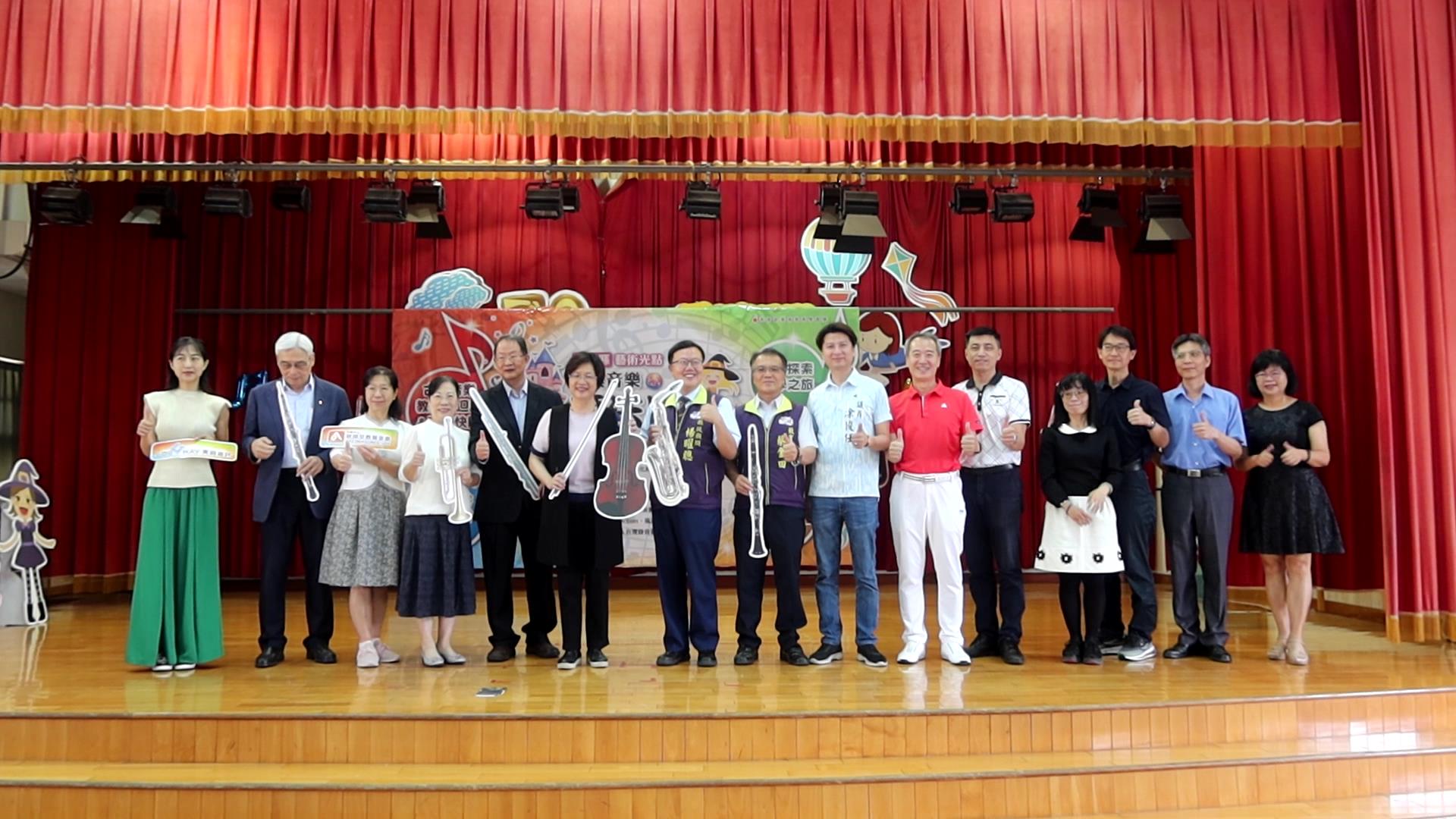 ▲彰化縣政府辦理「2024彰化縣藝術光點-古典音樂魔法屋校園音樂推廣計畫」，靜修國小學童的鼓樂表演揭開序幕，氣氛熱烈。（記者張溎壕攝）