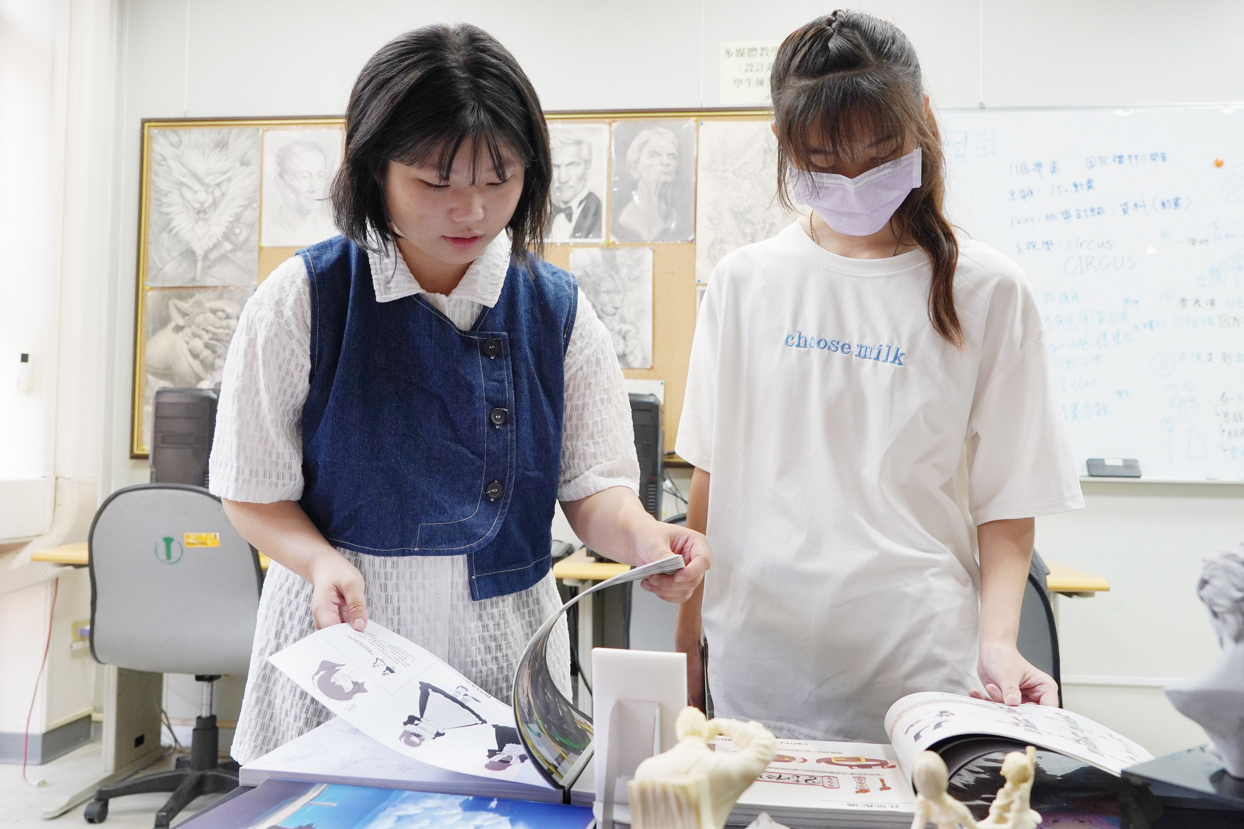 ▲考生參觀大葉大學多媒體學程師生作品。（記者張溎壕攝）