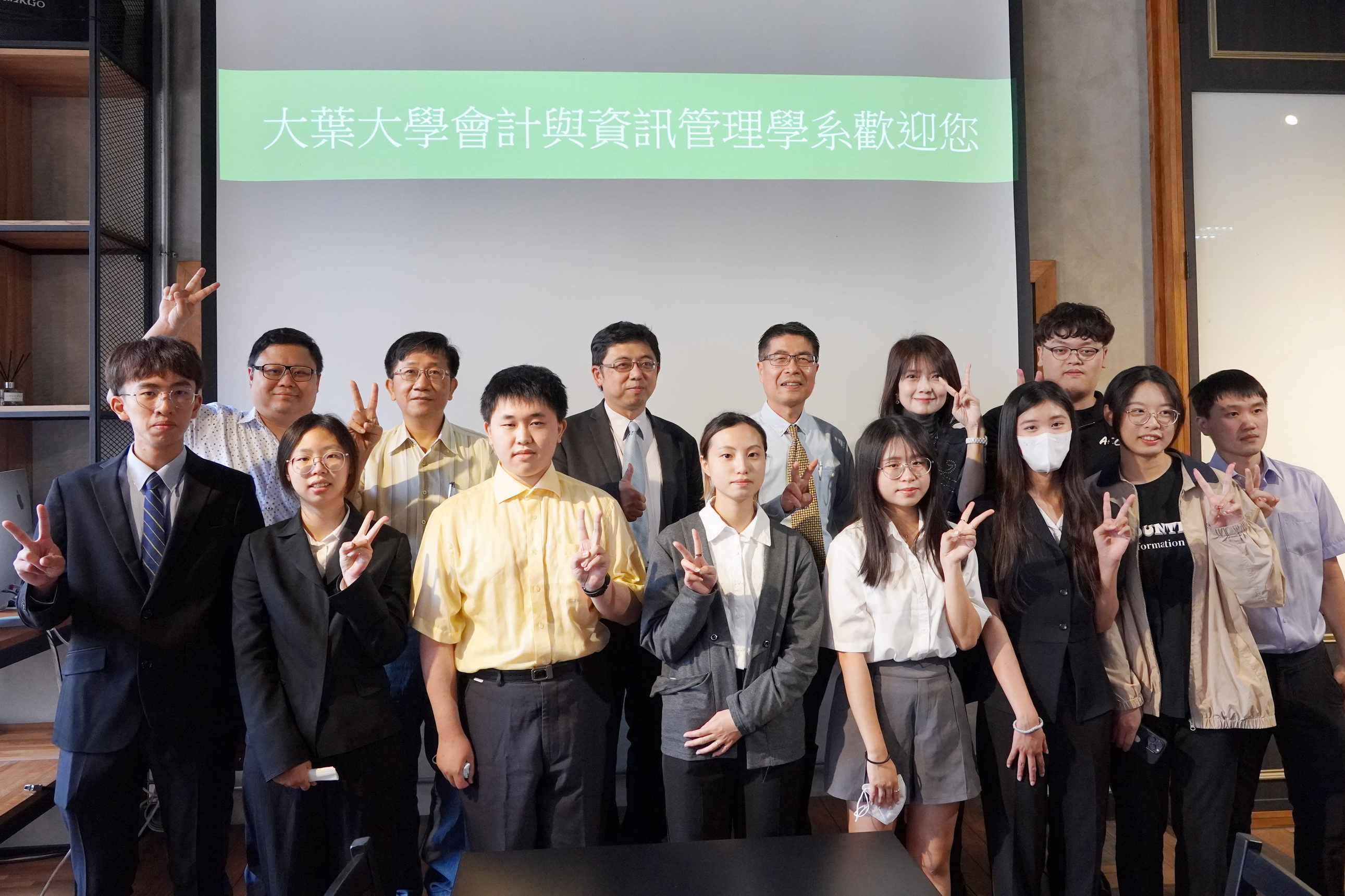 ▲大葉大學會資系邀請台中市會計師公會副理事長洪祥文(後排左一)與家長考生互動。（記者張溎壕攝）