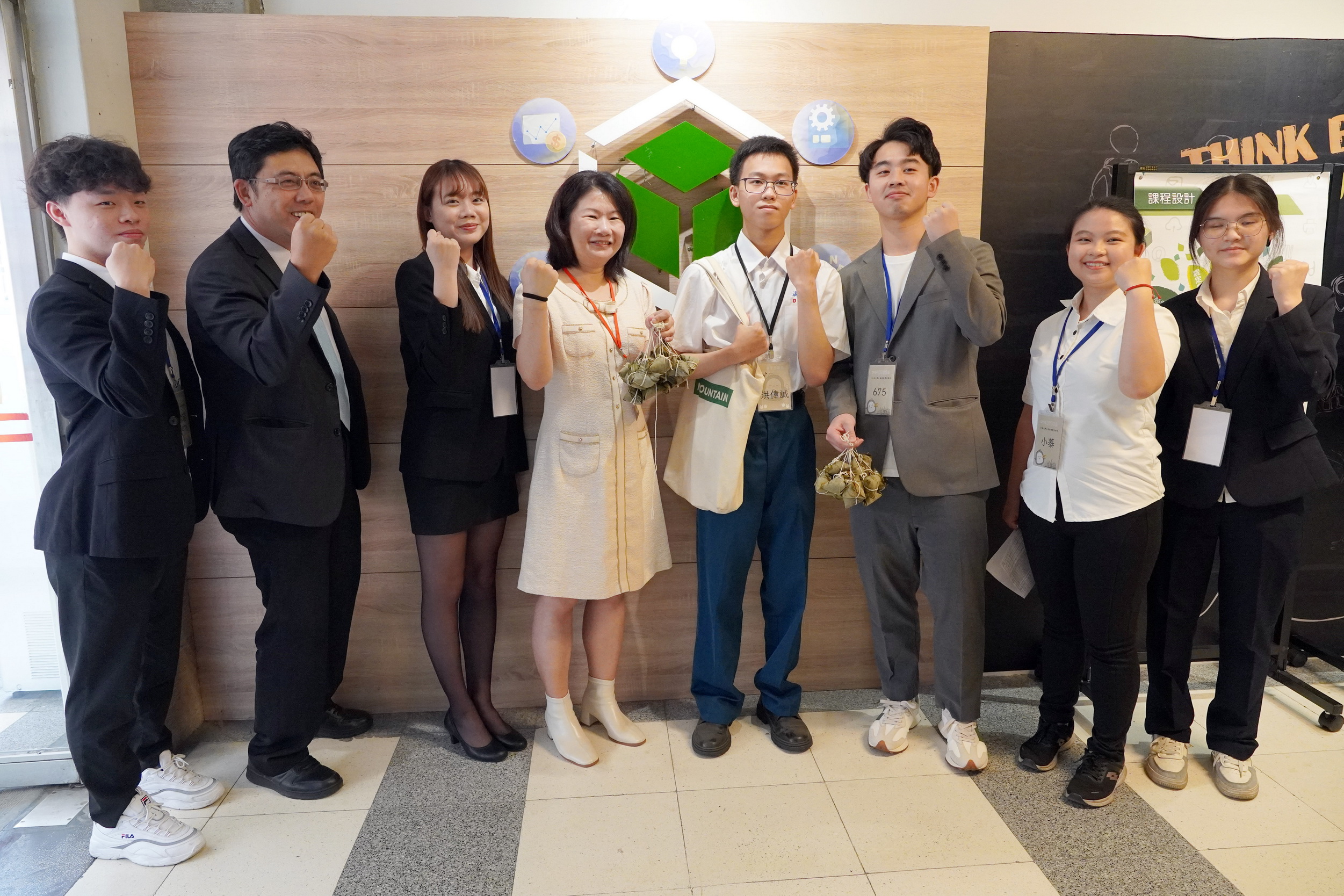 ▲大葉大學企管系為考生加油。（記者張溎壕攝）