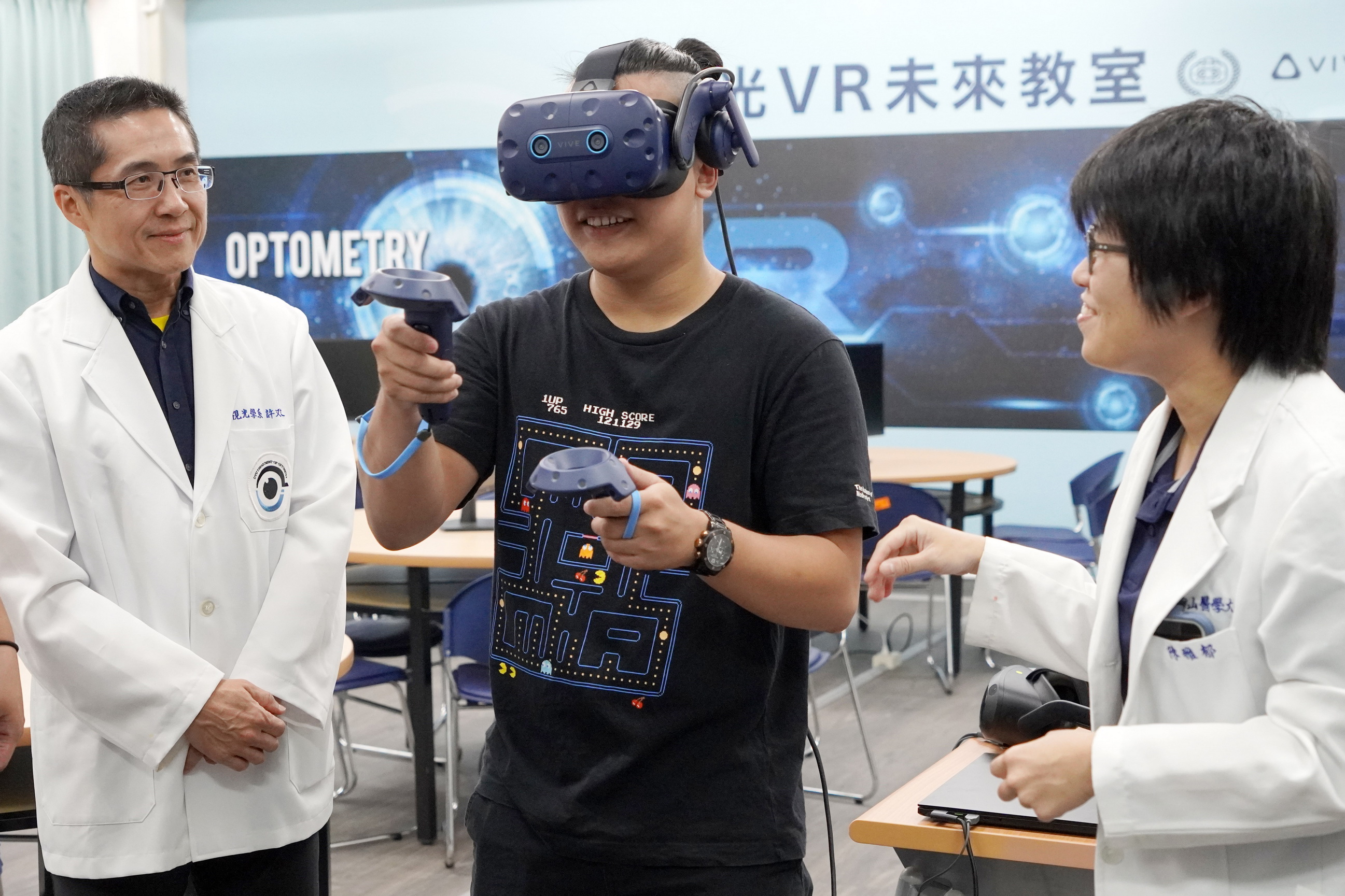 ▲考生體驗大葉大學視光學系VR未來教室。（記者張溎壕攝）