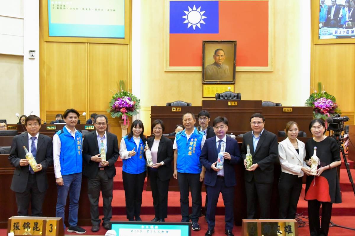▲彰化縣議會舉行縣政總質詢,縣議員溫芝樺以六盞燈象徵著照亮彰化的期望,呼籲縣政府各部門間加強跨局處合作。(縣議員溫芝樺提供)