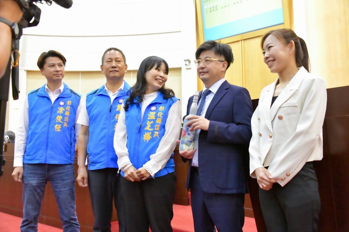 ▲彰化縣議會舉行縣政總質詢，縣議員溫芝樺以六盞燈象徵著照亮彰化的期望，呼籲縣政府各部門間加強跨局處合作。（縣議員溫芝樺提供）