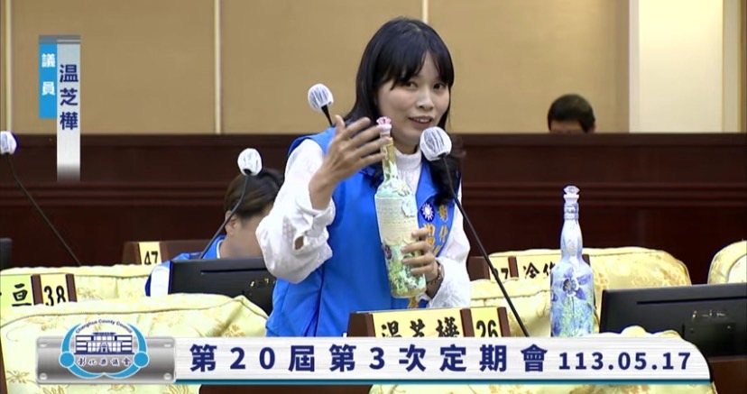 ▲彰化縣議會舉行縣政總質詢，縣議員溫芝樺以六盞燈象徵著照亮彰化的期望，呼籲縣政府各部門間加強跨局處合作。（縣議員溫芝樺提供）