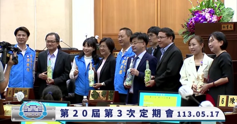 ▲彰化縣議會舉行縣政總質詢，縣議員溫芝樺以六盞燈象徵著照亮彰化的期望，呼籲縣政府各部門間加強跨局處合作。（縣議員溫芝樺提供）