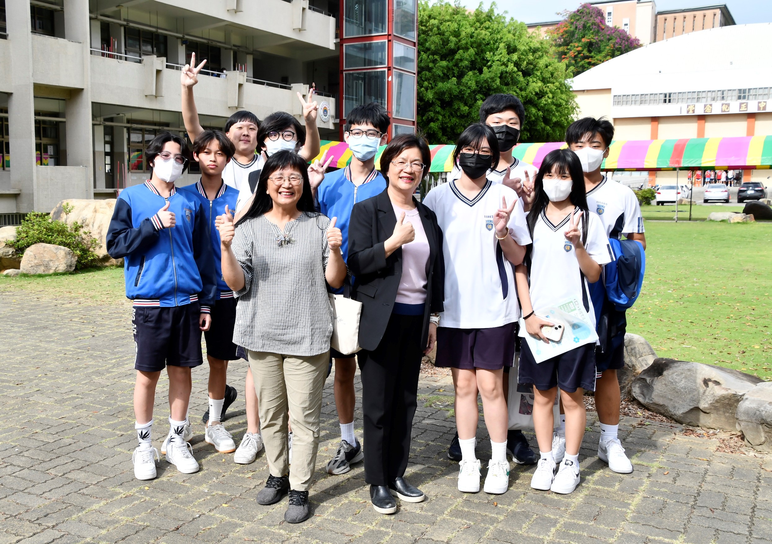 ▲113年國中教育會考將於5月18、19日舉行,彰化縣長王惠美關心考生,於考場開放時間前往國立彰化高級中學,巡視考場試務準備情形。(記者張溎壕攝)