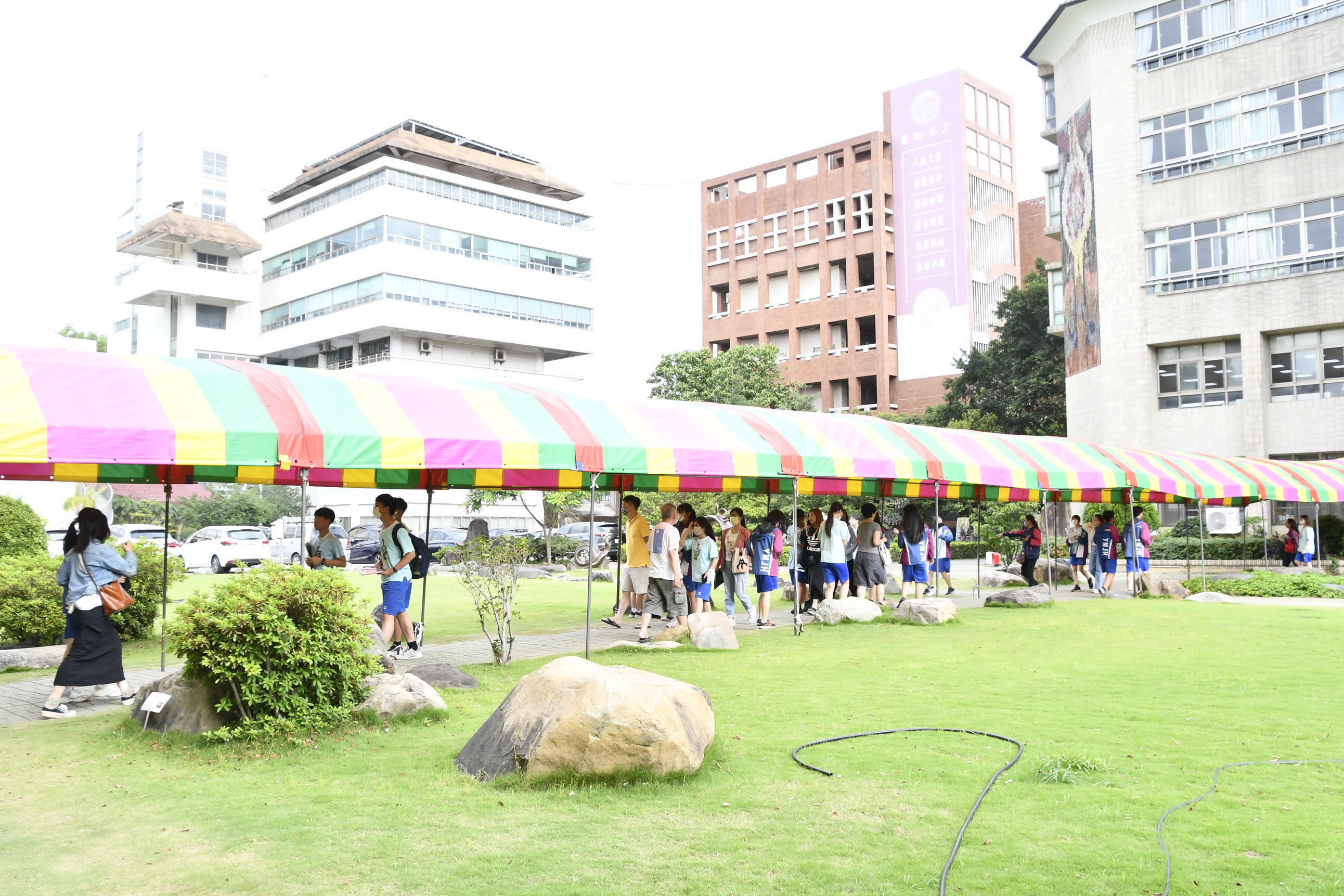 ▲113年國中教育會考將於5月18、19日舉行，彰化縣長王惠美關心考生，於考場開放時間前往國立彰化高級中學，巡視考場試務準備情形。（記者張溎壕攝）