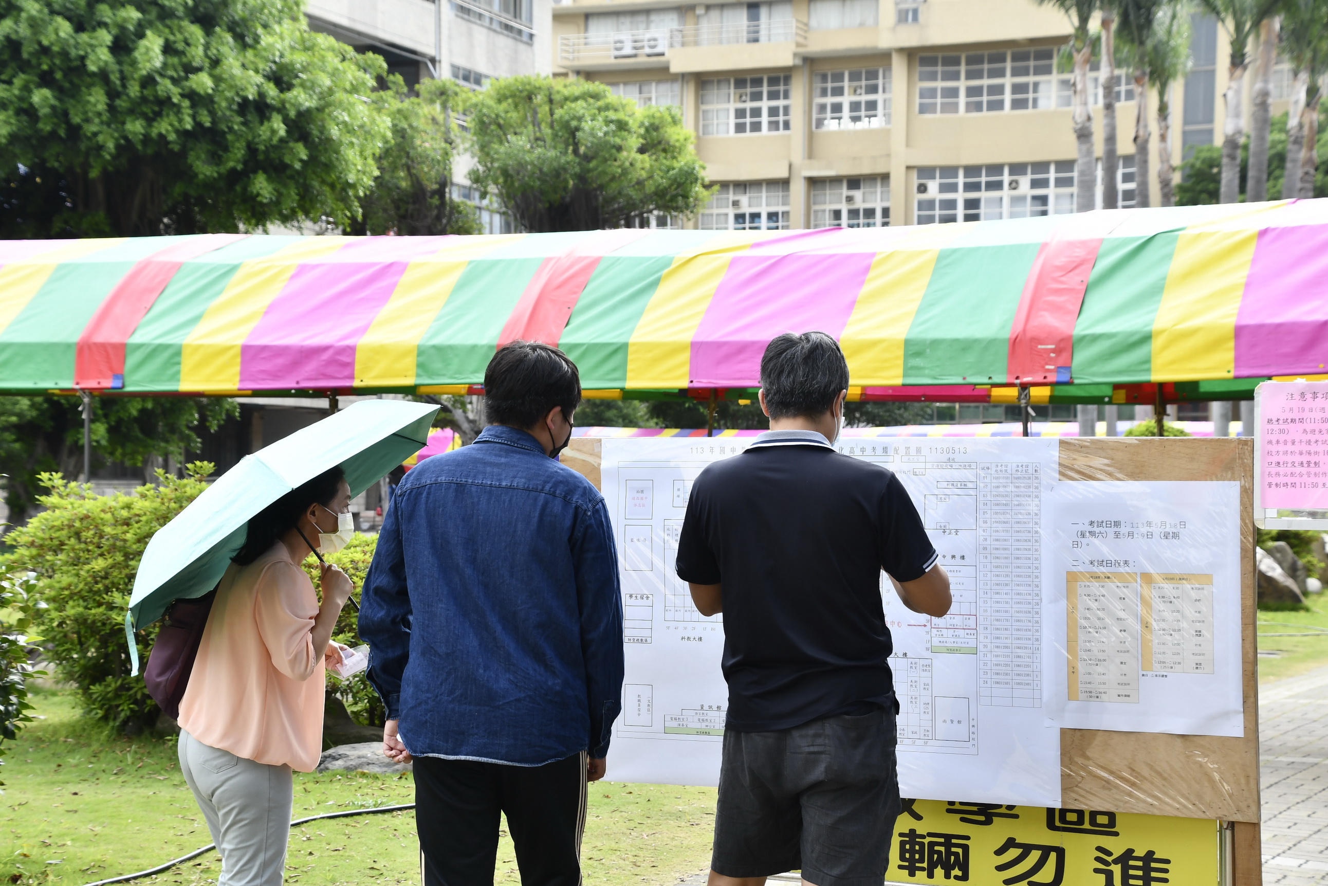 ▲113年國中教育會考將於5月18、19日舉行，彰化縣長王惠美關心考生，於考場開放時間前往國立彰化高級中學，巡視考場試務準備情形。（記者張溎壕攝）