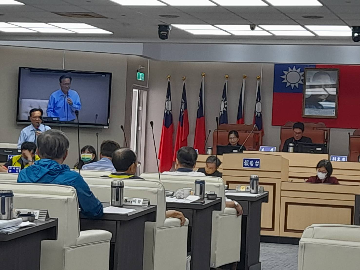 ▲彰化市公所為辦理彰化藝術生命園區，再度向市民代表會提出先期規劃案，關心案情進度的市民在議場外旁聽，代表會裡外氣氛相當緊張。（記者張溎壕攝）