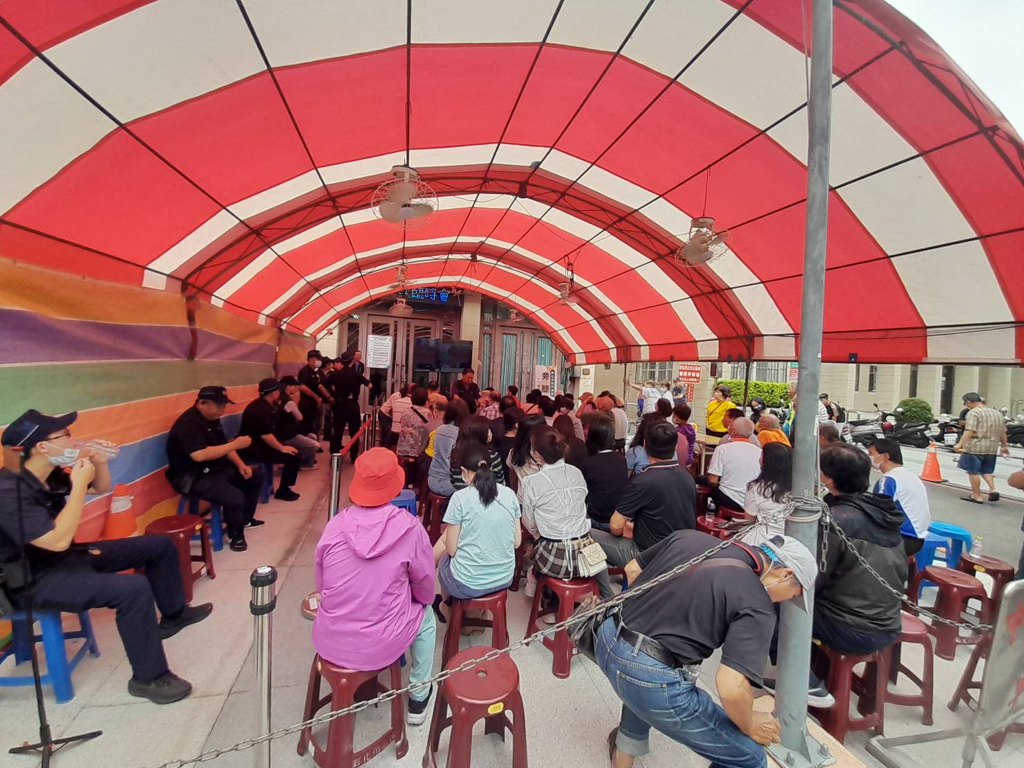 ▲彰化市公所為辦理彰化藝術生命園區，再度向市民代表會提出先期規劃案，關心案情進度的市民在議場外旁聽，代表會裡外氣氛相當緊張。（記者張溎壕攝）