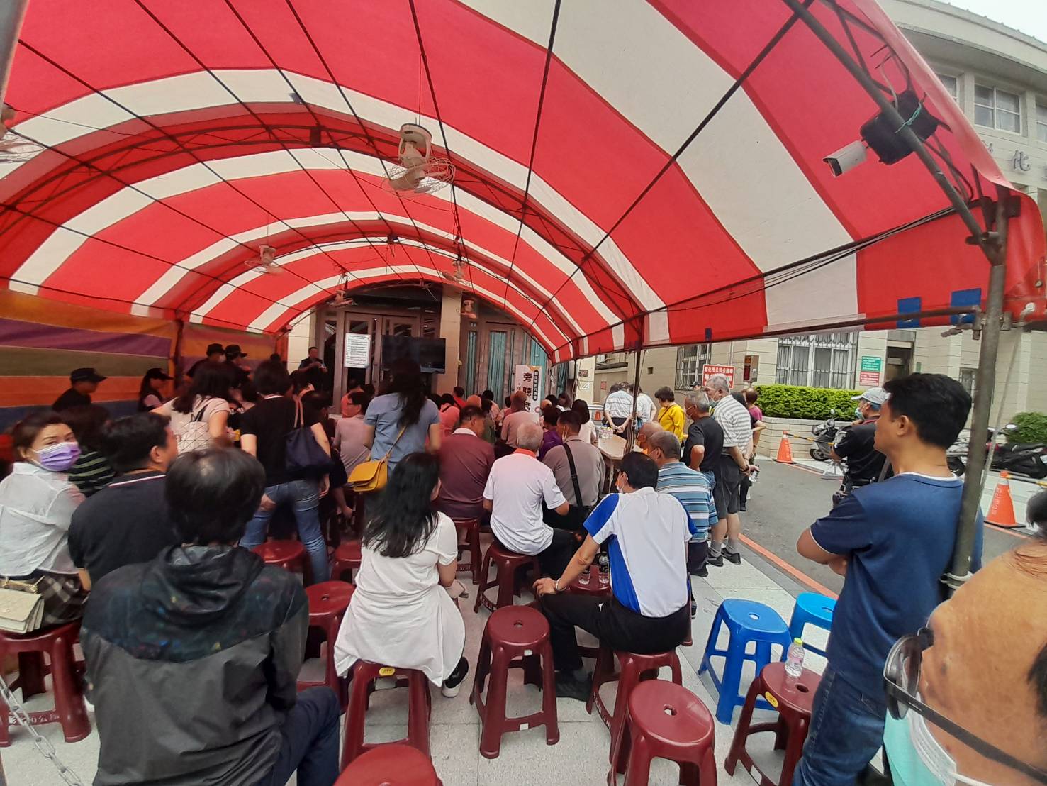 ▲彰化市公所為辦理彰化藝術生命園區，再度向市民代表會提出先期規劃案，關心案情進度的市民在議場外旁聽，代表會裡外氣氛相當緊張。（記者張溎壕攝）