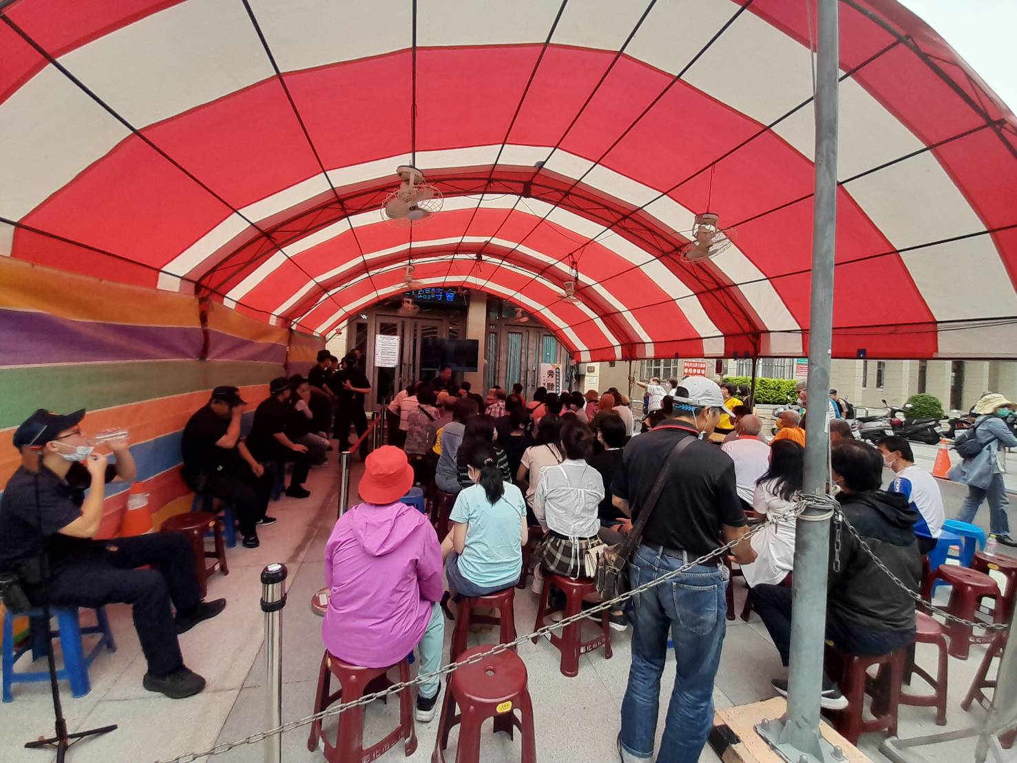 ▲彰化市公所為辦理彰化藝術生命園區，再度向市民代表會提出先期規劃案，關心案情進度的市民在議場外旁聽，代表會裡外氣氛相當緊張。（記者張溎壕攝）