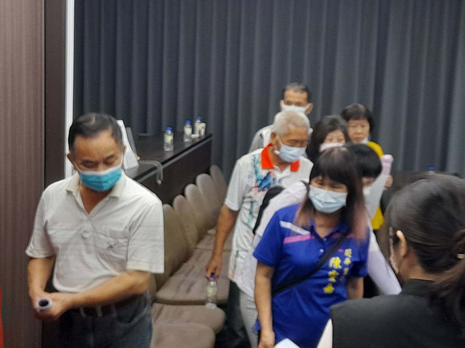 ▲彰化市公所為辦理彰化藝術生命園區，再度向市民代表會提出先期規劃案，關心案情進度的市民在議場外旁聽，代表會裡外氣氛相當緊張。（記者張溎壕攝）