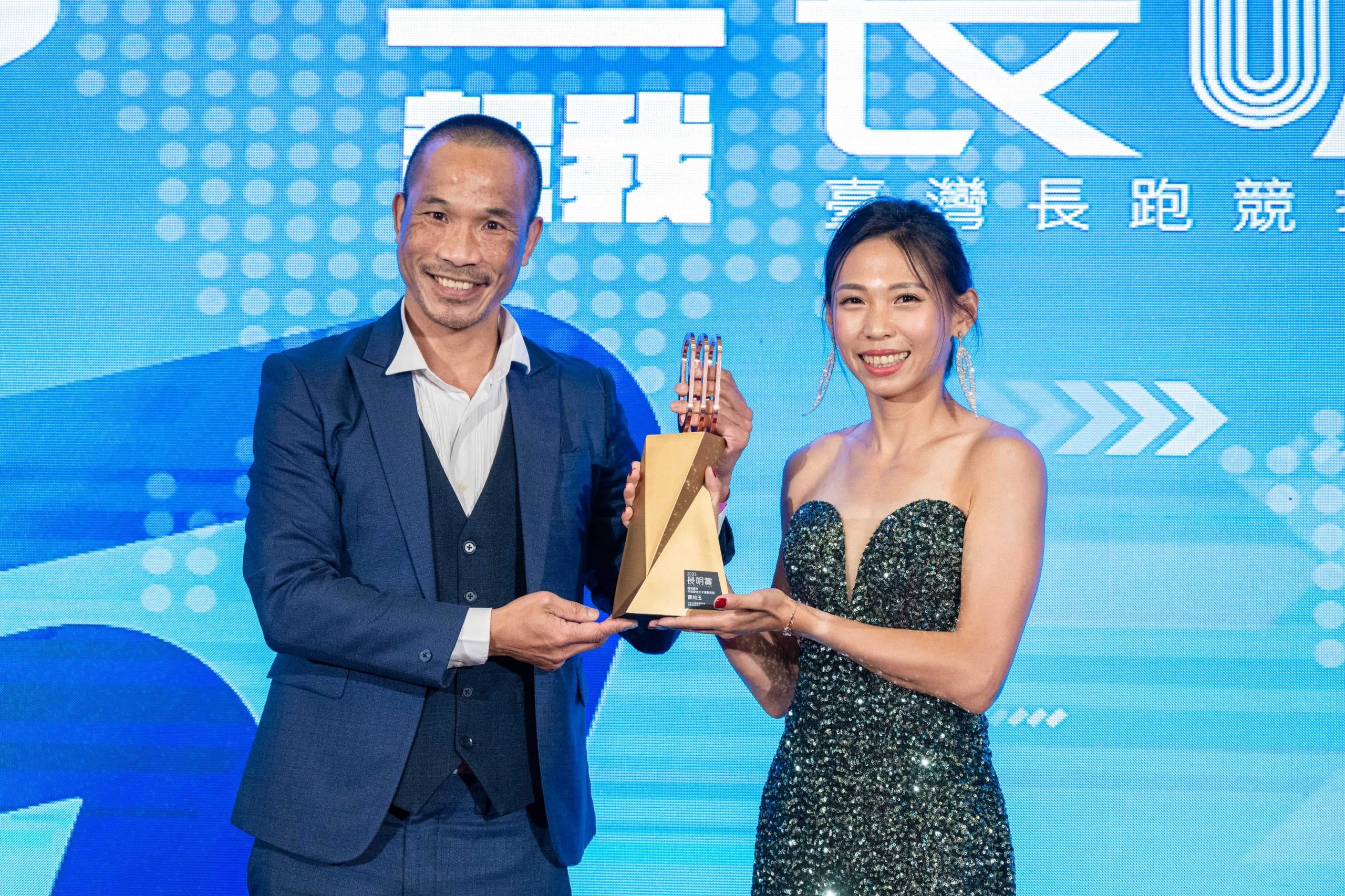 長跑奧運國手吳文騫(左)頒發長明賞「臺灣年度最佳長跑女子運動員獎」予獲獎選手曹純玉(右)/長明賞提供