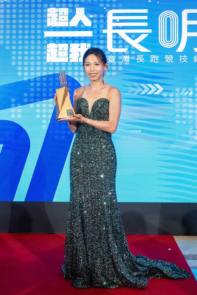 曹純玉以2023全國年度第一傑的優異長跑成績,三度蟬聯長明賞「臺灣年度最佳長跑女子運動員獎」。/長明賞提供