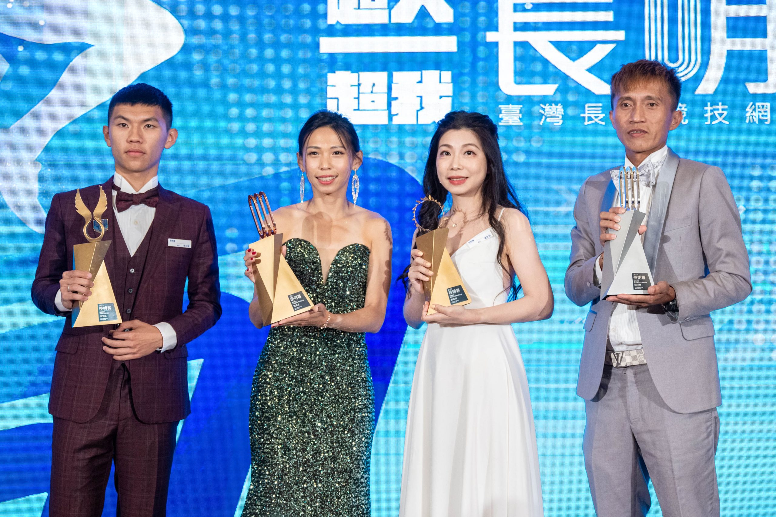 由左到右為 最佳潛力獎 徐立紘、年度最佳長跑女子運動員 曹純玉、超馬年度最佳運動員 黃筱純、年度最佳長跑男子運動員 蔣介文 / 長明賞提供