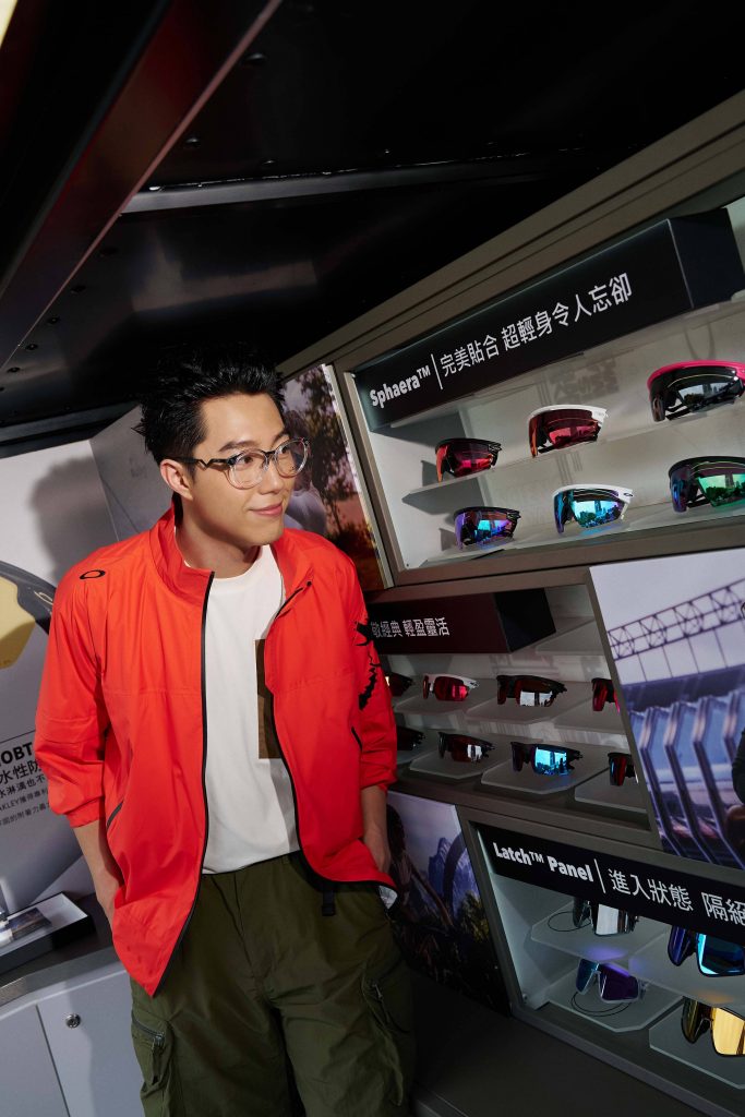 蔡凡熙於《Oakley備戰應援車》上體驗品牌專利技術_配戴光學鏡款Cognitive R
