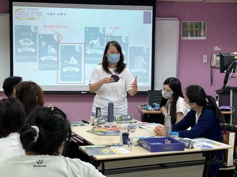 ▲陳歆儒研發職涯探索桌遊並擔任培訓講師。（中彰投分署提供）