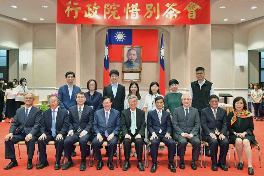 ▲行政院長陳建仁出席行政院惜別茶會,向在場所有行政院同仁深深一鞠躬,感謝大家1年4個月來的協助,一同為國家建設與發展努力。(新傳處提供)