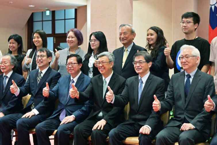 ▲陳建仁致詞結束後，院內各單位同仁也依序與院長、副院長、秘書長、政務委員、發言人及副秘書長合影，場面溫馨熱絡。（新傳處提供）