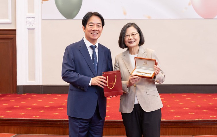 ▲賴清德副總統也呈贈總統臺灣香樟木鋼筆及照片集錦，並致贈林秘書長即可拍復古紙相機及照片集錦。（總統府提供）