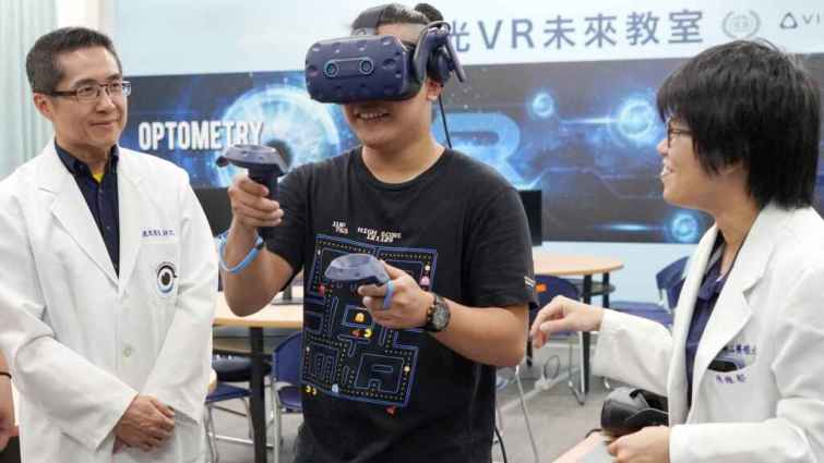 ▲考生體驗大葉大學視光學系VR未來教室。（大葉大學提供）