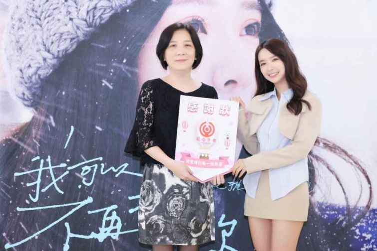 ▲「涵氧女孩」張雅涵Kim今天帶著全新單曲《我可以不再想你》前往台北市廣慈博愛園區的廣慈老人日間照顧中心、達仁老人日間照顧中心及信義老人服務中心探視長輩，呼籲愛要即時。（紅心字會提供）