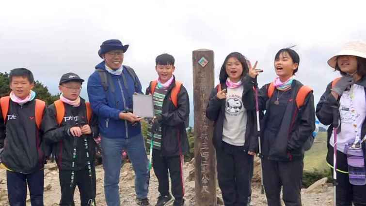 ▲彰化芬園鄉同安國小帶領應屆畢業生前往合歡山進行山野教育，並在山頂頒發畢業證書。（記者林明佑翻攝）