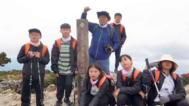 ▲同安國小的山野教育課程，通過實地體驗和實踐操作，使學生在大自然中學習到寶貴的生存技巧和解決問題的能力。（記者林明佑翻攝）