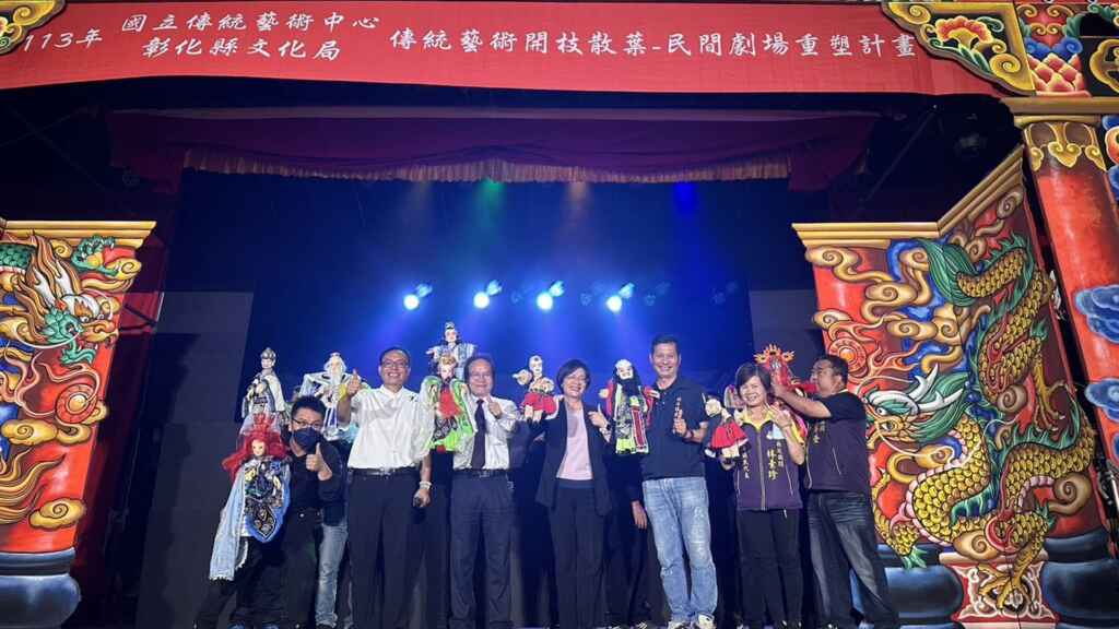 ▲光興閣掌中劇團打頭陣,今晚在北斗奠安宮停車場帶來《大俠百草翁前傳-小俠百草兒》的金光戲,彰化縣長王惠美與民眾一同享受結合傳統表演與現代聲光的精緻布袋戲。(彰化縣文化局提供)