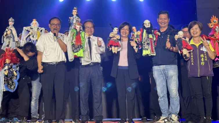 ▲光興閣掌中劇團打頭陣，今晚在北斗奠安宮停車場帶來《大俠百草翁前傳-小俠百草兒》的金光戲，彰化縣長王惠美與民眾一同享受結合傳統表演與現代聲光的精緻布袋戲。（彰化縣文化局提供）
