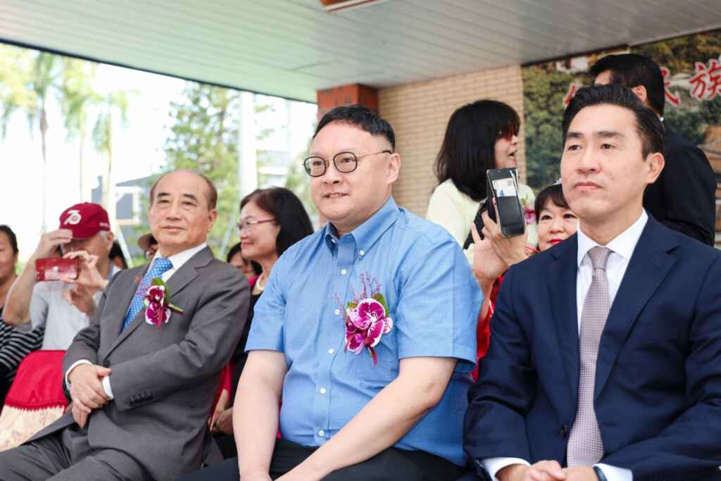 ▲ 前立法院院長王金平(左)、中市副市長鄭照新(中)出席明台高中祝賀76週年校慶。(右)為現任明台高中董事長林承峯。(台中市政府提供)