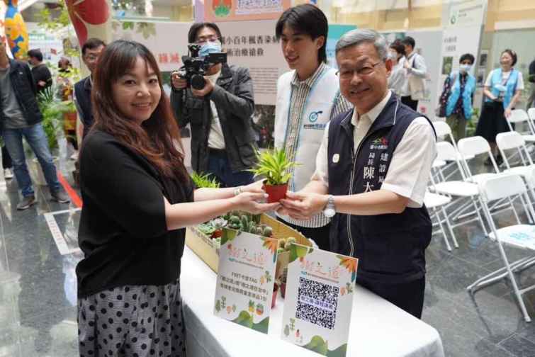 ▲ 民眾在策展期間打卡即有機會領取每日限量療癒小植栽。（記者廖妙茜翻攝）