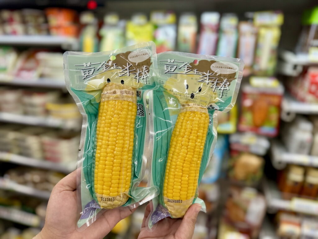 7-ELEVEN永續農場計畫將門市即期、已開封或不良報廢品與專業農業生技團隊合作轉化為富含高有機質的肥料使用在當季盛產的黃金甜玉米農場中。.