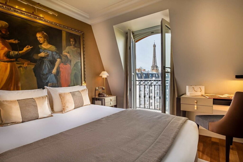 2.入住「巴黎」「Hotel Le Walt by Inwood Hotels」房內可直接欣賞艾菲爾鐵塔的風景。(圖片由Booking.com提供)