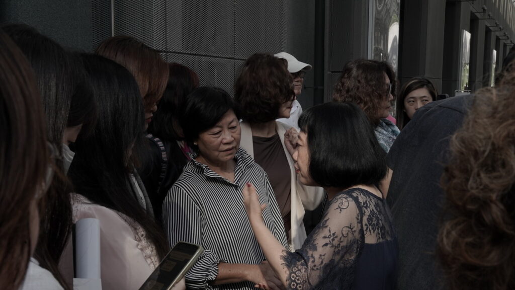 看完電影後,公益社團領袖圍著導演熱烈討論一個多小時,還捨不得散場。