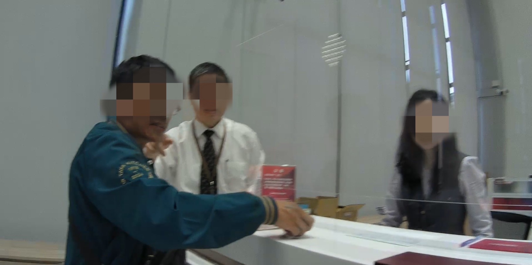 ▲圖說:員警以實際詐騙案例分享讓男子認知自己遇到詐騙,從而保住存款 (圖/台中市政府提供)