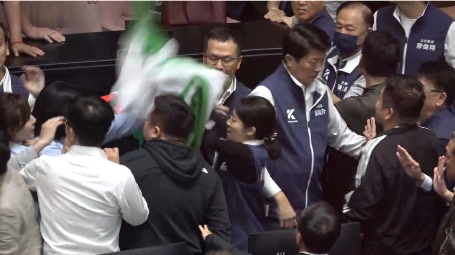 【有影】藍營喊「出去抓洪申翰」徐巧芯拿民進黨旗綑綁阻擋 241