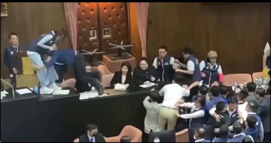 【有影】陳菁徽佔領主席台遭推倒　 鍾佳濱三度道歉 239