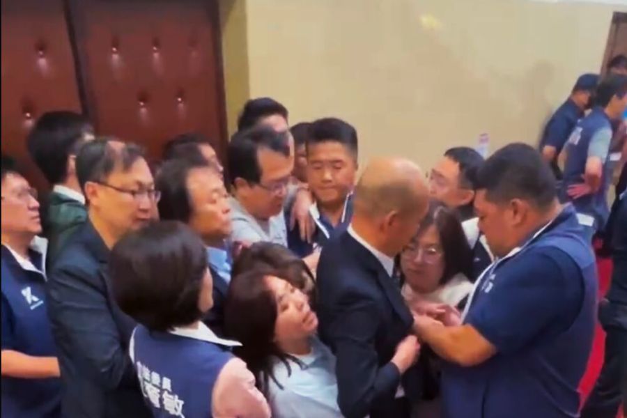 獨家/【有影】韓國瑜超搶手被「抱緊」處理 現場不時傳出唉叫聲 235 照片來源:讀者提供、影片截圖