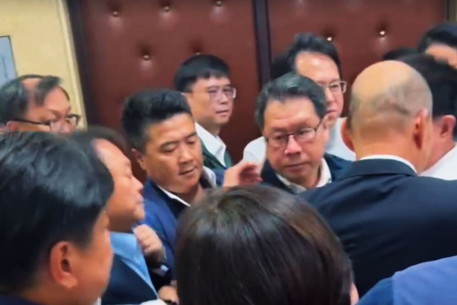 獨家/【有影】韓國瑜超搶手被「抱緊」處理 現場不時傳出唉叫聲 236 照片來源:讀者提供、影片截圖