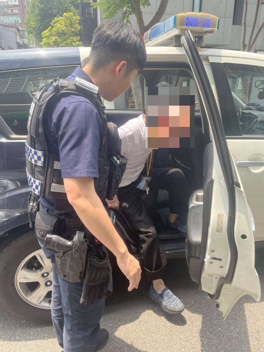 員警將張老伯伯安全護送回家，並提醒其注意安全，結束了一場虛驚。（記者黃荷琇 翻攝）