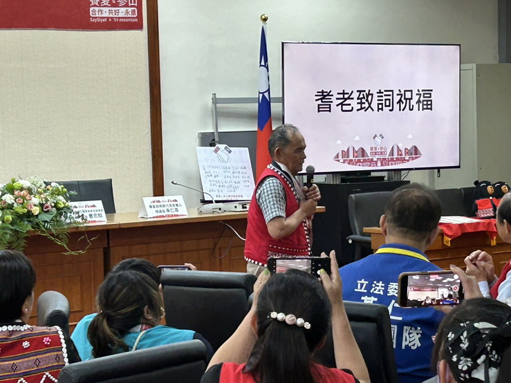 賽夏族耆老透過母語為簽約儀式進行祈福。(記者包克明攝)