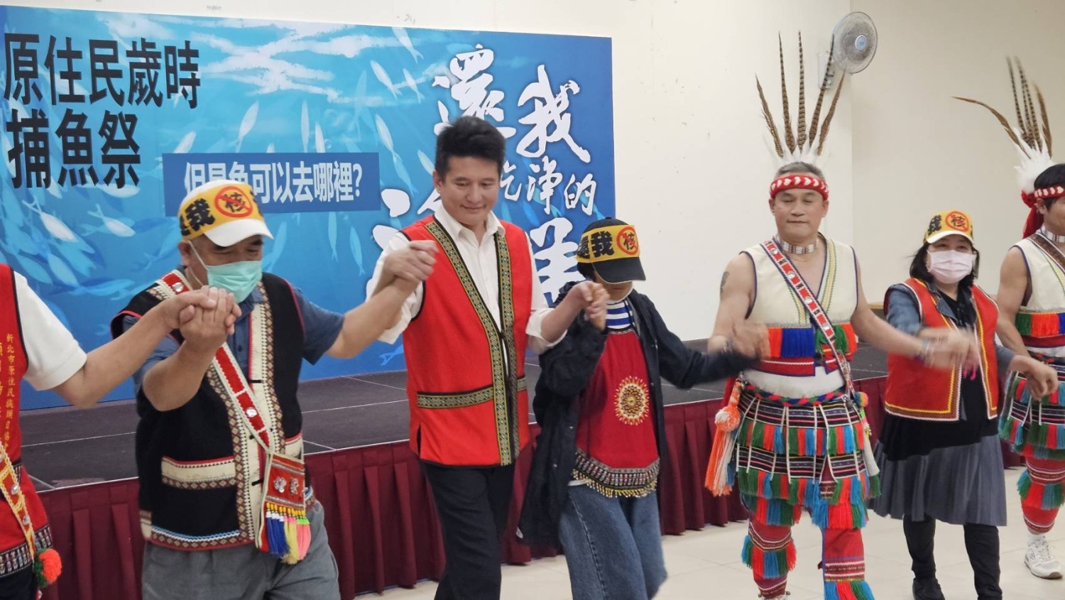 張凱鈞參加原住民捕魚祭,一起歌舞,表達對原住民反核污染廢水與反核食的支持。(圖/張天明提供)
